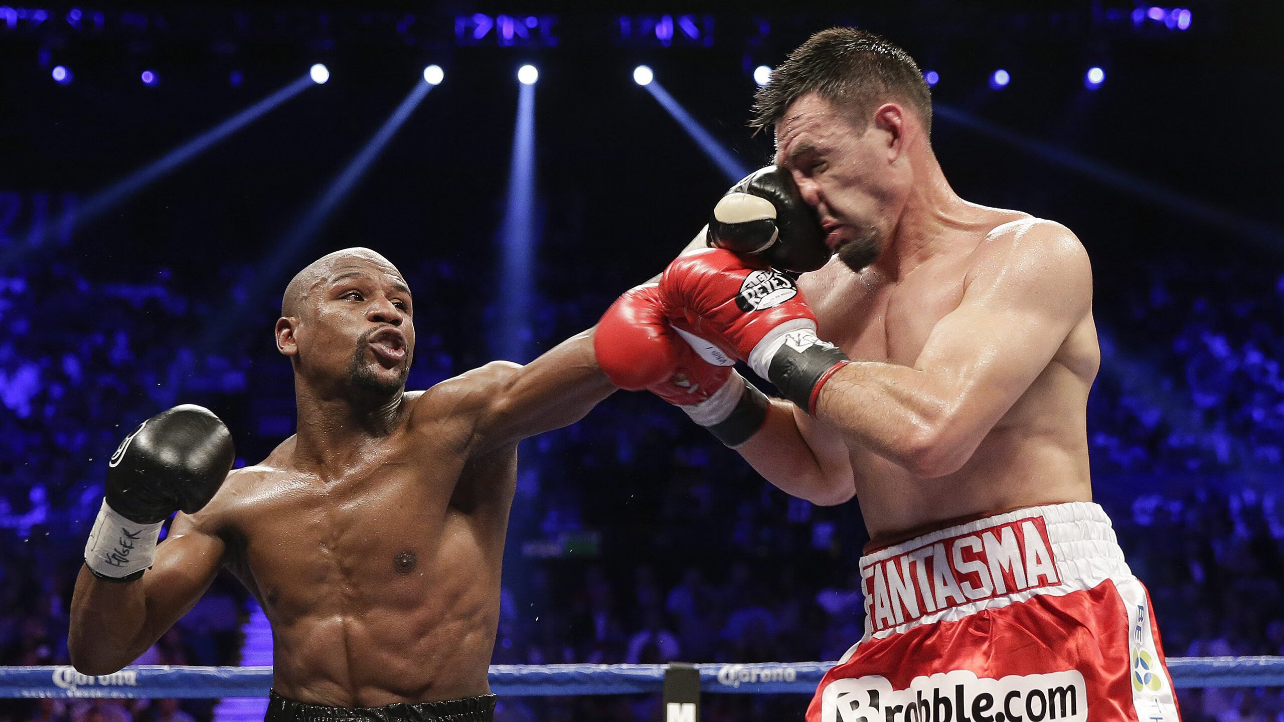 欧冠淘汰赛之夜，拉文成为全场焦点，当篮球巨星照亮绿茵场