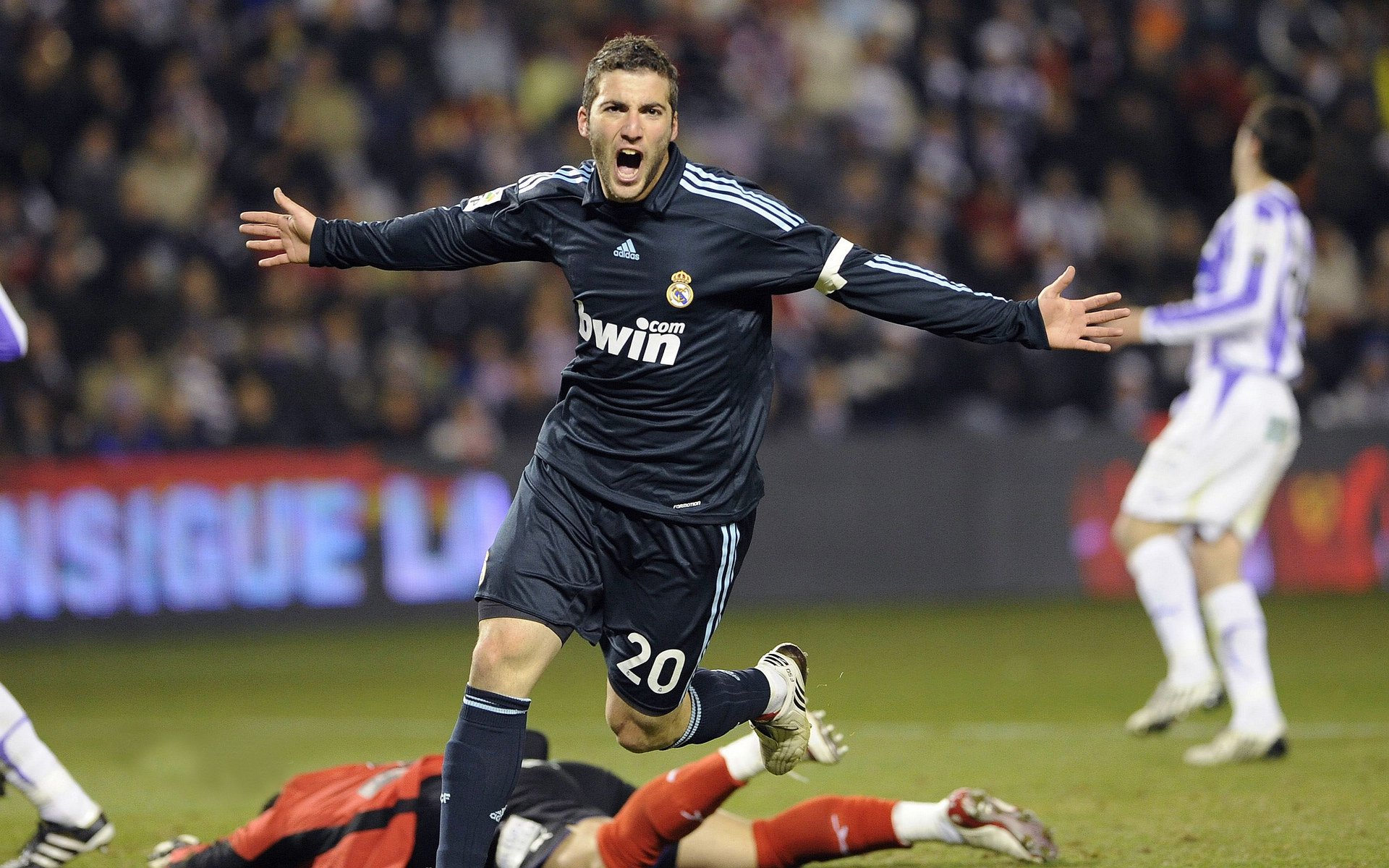 洪都拉斯压哨击败勒沃库森,加维,那个在沉默中爆发的关键先生